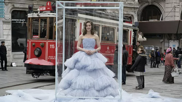 serie turc camdaki kiz en française